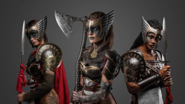 Mızrak ve balta kuşanmış zırhlı görkemli amazonların portresi..