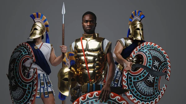 Студійний Знімок Багатоетнічної Групи Трьох Солдатів Стародавньої Греції — стокове фото