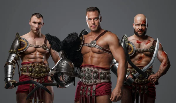 Porträtt Tre Gladiatorer Från Forntida Rom Tittar Kameran Tillsammans — Stockfoto