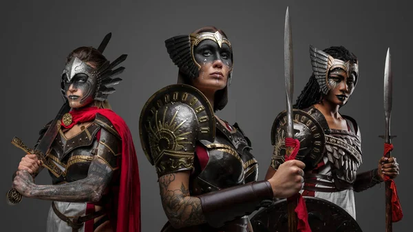 Schuss Barbarischer Kriegerfrauen Mit Speeren Und Schwert Stahlrüstungen — Stockfoto