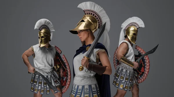 古代の女性司令官とギリシャからの2人の兵士のスタジオショット — ストック写真