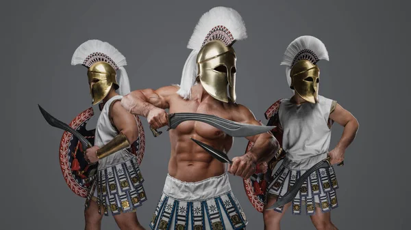 Skjuten Tre Soldater Från Antikens Grekland Mot Grå Bakgrund — Stockfoto