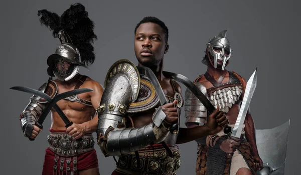 Jóképű Afrikai Gladiátor Portréja Múltból Pár Karddal Két Bajtárssal — Stock Fotó