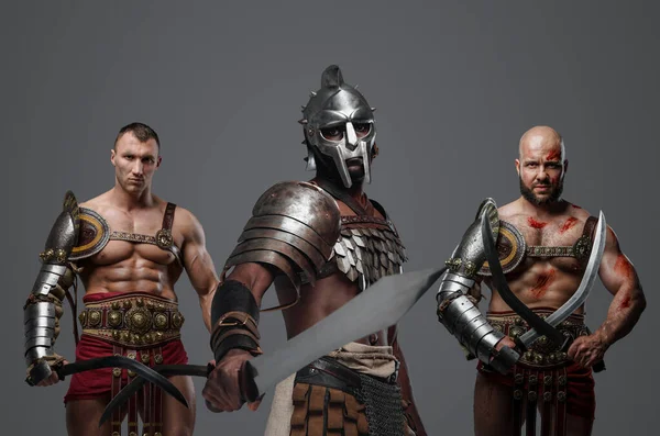 Shot Van Multiculturele Gladiatoren Uit Het Oude Rome Tegen Grijze — Stockfoto