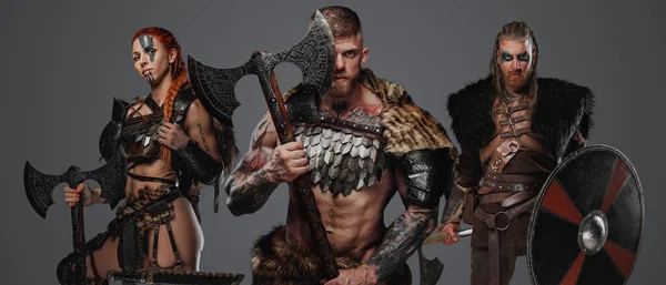 Shot Gespierd Viking Met Vrouwelijke Mannelijke Barbaren Met Wapens — Stockfoto