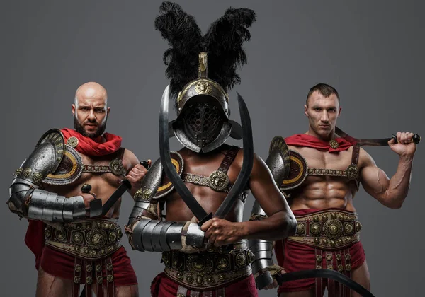 Zırhlı Tüylü Miğfer Giymiş Antik Romalı Savaşçıların Stüdyo Fotoğrafları — Stok fotoğraf