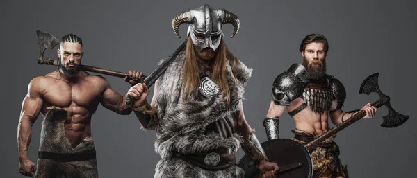 Estudio Vikingos Musculosos Vestidos Piel Armaduras Armados Con Hachas Espadas —  Fotos de Stock