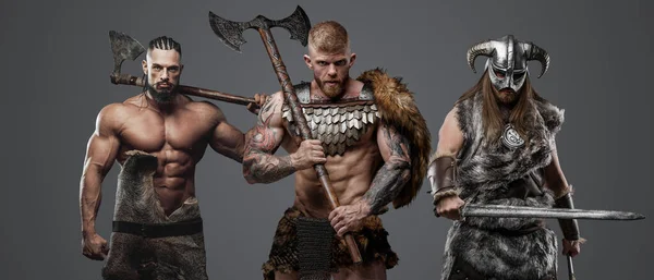 Studio Záběr Izolované Šedém Pozadí Tři Barbarské Vikingové Osami — Stock fotografie