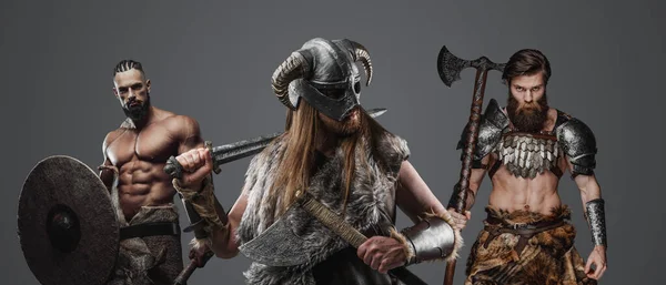 Tiro Grupo Tres Vikingos Bárbaros Con Armadura Acero Frío —  Fotos de Stock