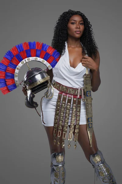 Femeie Afro Americană Elegantă Poartă Rochie Albă Stil Roman Centură — Fotografie, imagine de stoc