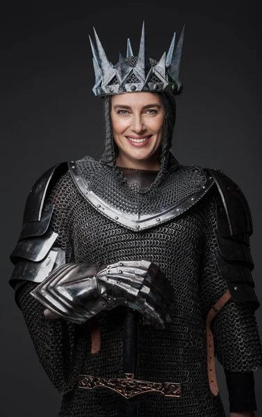 Прекрасна Королева Королева Середньовічній Броні Сталевій Короні Виявляє Радість Впевненість — стокове фото