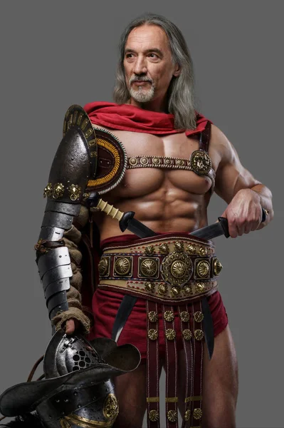 Distinguished Gladiator Med Snygg Silver Skägg Och Läckra Lås Bär — Stockfoto