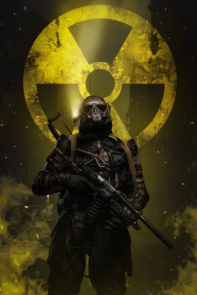 Soldado Pós Apocalíptico Está Contra Sinal Proteção Nuclear Amarela Segurando — Fotografia de Stock