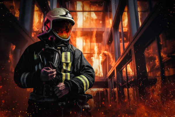 Мужественный пожарный в защитной форме стоит посреди пылающего пламени и дыма внутри офисного здания. Эта фотография демонстрирует храбрость и самоотверженность спасателей