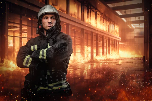 Відважний Пожежник Повному Захисному Спорядженні Перед Яким Стоїть Жахливе Пекло — стокове фото