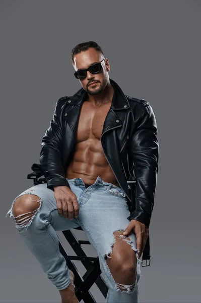 Atrakcyjny Model Męski Muskularnym Tułowiem Bez Koszuli Podartych Dżinsach Czarnej — Zdjęcie stockowe