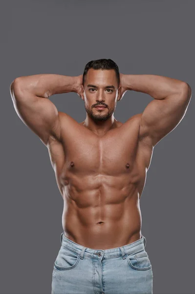Auffallend Gut Aussehendes Männliches Model Mit Gut Gebautem Körperbau Posiert — Stockfoto