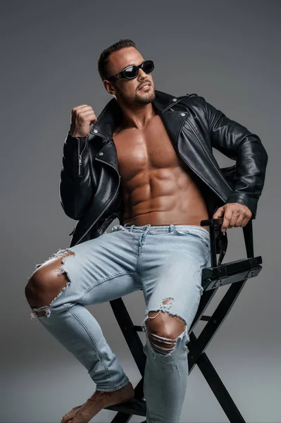 Notavelmente Atraente Modelo Masculino Golpeia Uma Pose Jeans Rasgado Óculos — Fotografia de Stock