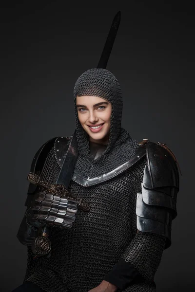 Retrato Impressionante Cavaleiro Feminino Sorridente Armadura Medieval Posa Confiantemente Com — Fotografia de Stock