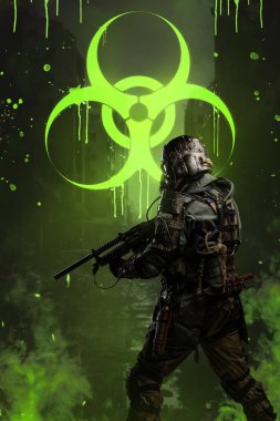 Kıyamet sonrası bir dünyada, eşsiz bir anti-biyolojik zırh giyen bir asker kavramsal bir tüfeği tutarken devasa bir yeşil biyolojik tehlike işaretinin önünde durur.