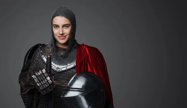 Atemberaubendes Porträt Einer Ritterin Mittelalterlicher Rüstung Die Selbstbewusst Mit Gezücktem — Stockfoto