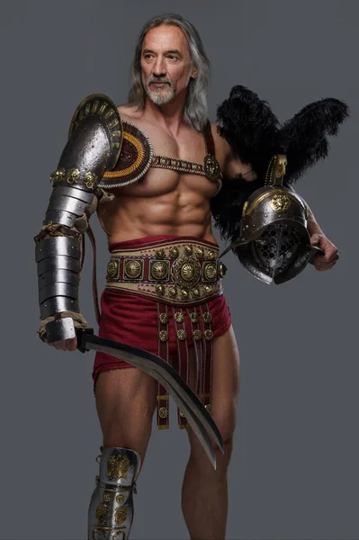 Instruerande Gladiator Mogen Ålder Med Ett Stilfullt Silverskägg Och Flödande — Stockfoto