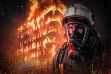 Korumalı kıyafetli ve oksijen maskeli cesur bir itfaiyeci yanan bir binanın önünde alevler ve kıvılcımlarla çevrili duruyor.