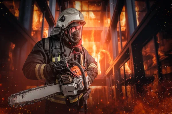 Pompier Courageux Uniforme Protection Tient Milieu Des Flammes Fumée Dans — Photo