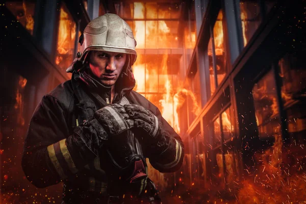 Відважний Пожежник Повному Захисному Спорядженні Перед Яким Стоїть Жахливе Пекло — стокове фото