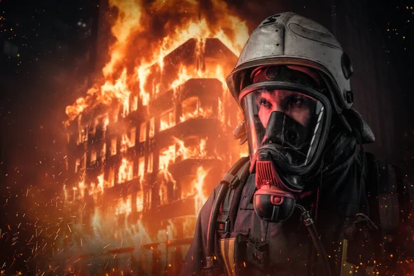 Ένας Γενναίος Πυροσβέστης Προστατευτικό Εξοπλισμό Και Μάσκα Οξυγόνου Στέκεται Περιτριγυρισμένος — Φωτογραφία Αρχείου