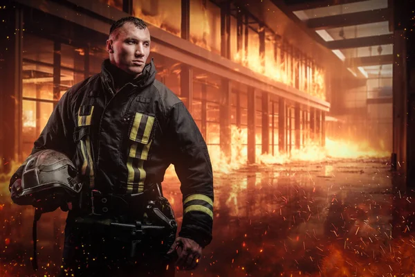 Magabiztos Bátor Tűzoltó Védősisakot Tart Egy Dühöngő Pokolban Egy Irodaházban — Stock Fotó