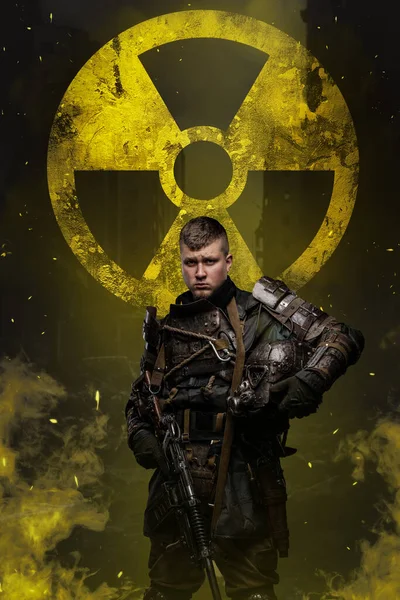 Post Apokalyptický Voják Stojí Proti Žlutému Označení Nukleární Ochrany Drží — Stock fotografie