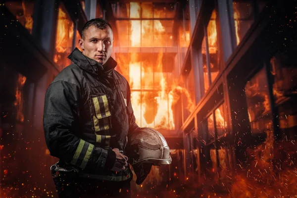 Bátor Tűzoltó Védőruhában Áll Lángoló Lángok Füst Közepette Egy Irodaházban — Stock Fotó