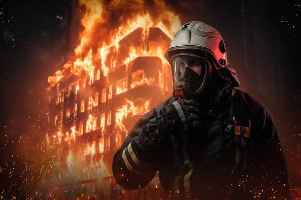 Egy Bátor Tűzoltó Védőruhában Oxigénmaszkban Lángokkal Szikrákkal Körülvéve Áll Egy — Stock Fotó