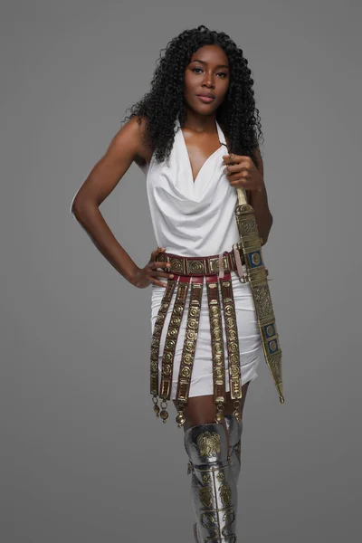 Vynikající Afro Americká Žena Kudrnatými Vlasy Bílé Řecké Tunice Zdobený — Stock fotografie