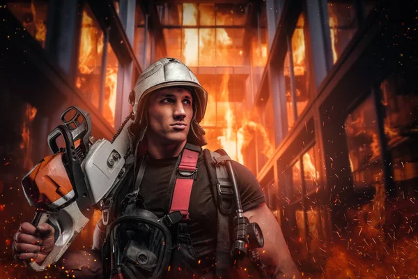 Θαρραλέος Πυροσβέστης Προστατευτική Στολή Στέκεται Ανάμεσα Στις Φλόγες Και Τον — Φωτογραφία Αρχείου