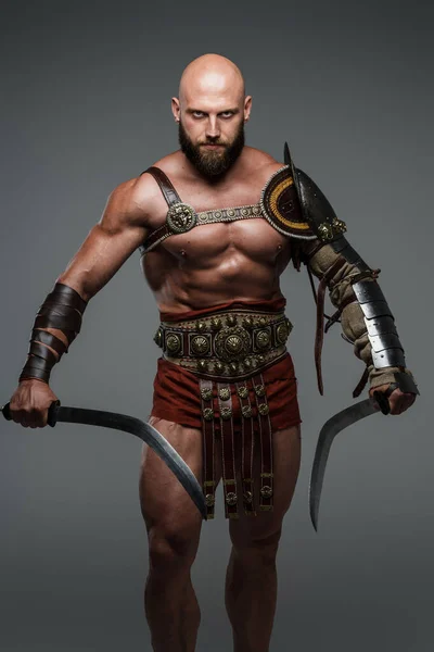 Botak Dan Berjenggot Gladiator Pose Berdiri Tinggi Dengan Dua Pedang — Stok Foto