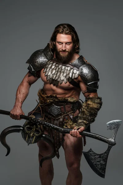 Uzun Saçlı Sakallı Bir Viking Gri Bir Arkaplana Karşı Durmakta — Stok fotoğraf