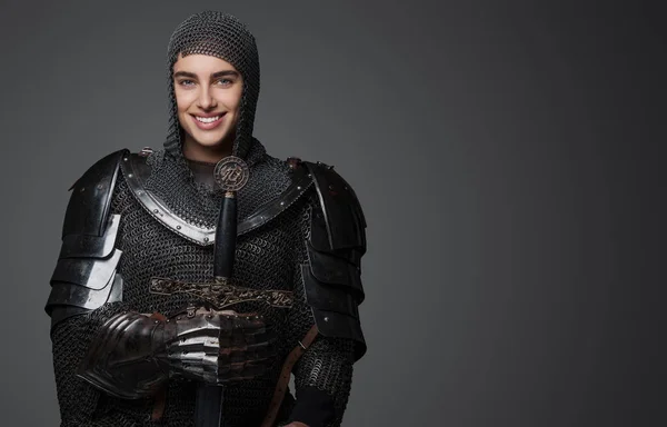 Atemberaubendes Porträt Einer Ritterin Mittelalterlicher Rüstung Die Selbstbewusst Mit Gezücktem — Stockfoto