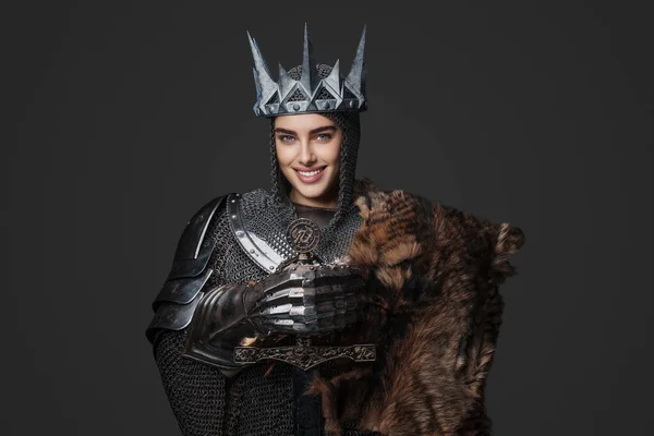 Eine Selbstbewusste Königin Mittelalterlicher Rüstung Breit Lächelnd Und Mit Einem — Stockfoto