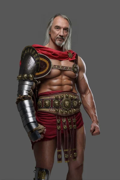 Reifer Und Muskulöser Gladiator Mit Stilvollem Grauen Bart Und Fließenden — Stockfoto