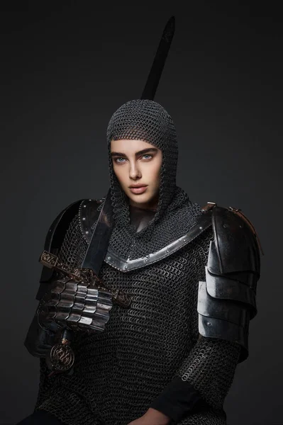 Retrato Impressionante Uma Cavaleira Armadura Medieval Posa Confiante Com Sua — Fotografia de Stock
