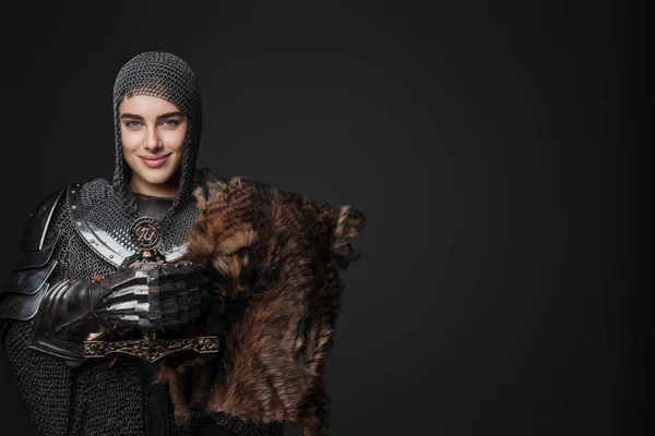 Впевнена Жіноча Лицарка Середньовічній Броні Посміхаючись Широко Позуючи Мечем Руці — стокове фото