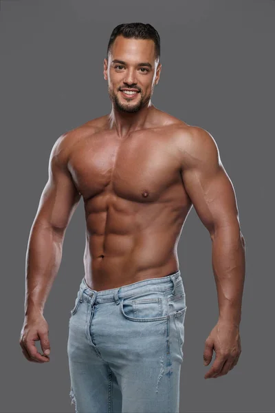 Okouzlující Svalnatý Mužský Model Oslnivým Úsměvem Bez Košile Neutrálním Šedém — Stock fotografie