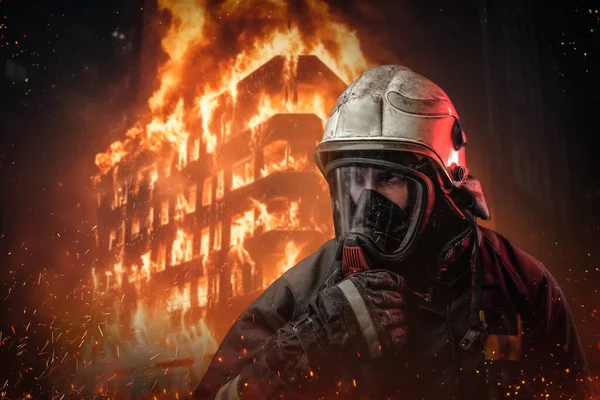 燃える建物の前で炎と火花に囲まれた防護具と酸素マスクの勇敢な消防士 — ストック写真