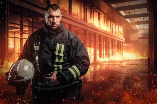 Mutiger Feuerwehrmann Voller Schutzausrüstung Vor Einem Wütenden Inferno Einem Bürogebäude — Stockfoto
