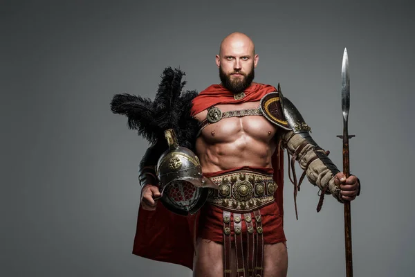 Selbstbewusster Gladiator Mit Leichter Rüstung Und Rotem Umhang Der Einen — Stockfoto