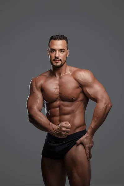 Atemberaubend Gut Aussehendes Männliches Model Mit Modelliertem Körperbau Posiert Schwarzen — Stockfoto
