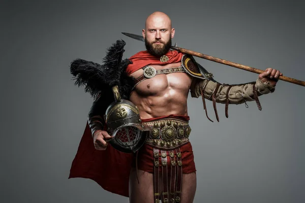 Självsäker Skallig Gladiator Med Ljus Rustning Och Röd Cape Håller — Stockfoto