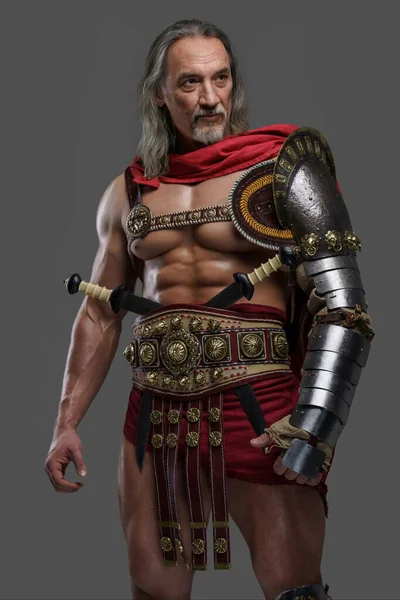 Volwassen Gespierde Gladiator Met Een Stijlvolle Grijze Baard Vloeiende Zilveren — Stockfoto